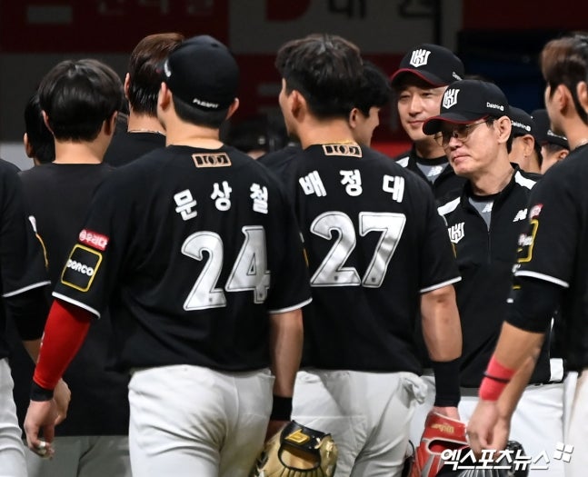 '0:8→8:8→12:8' 마법같은 연장 역전승…이강철 감독 "선수들이 끝까지 포기하지 않았다"