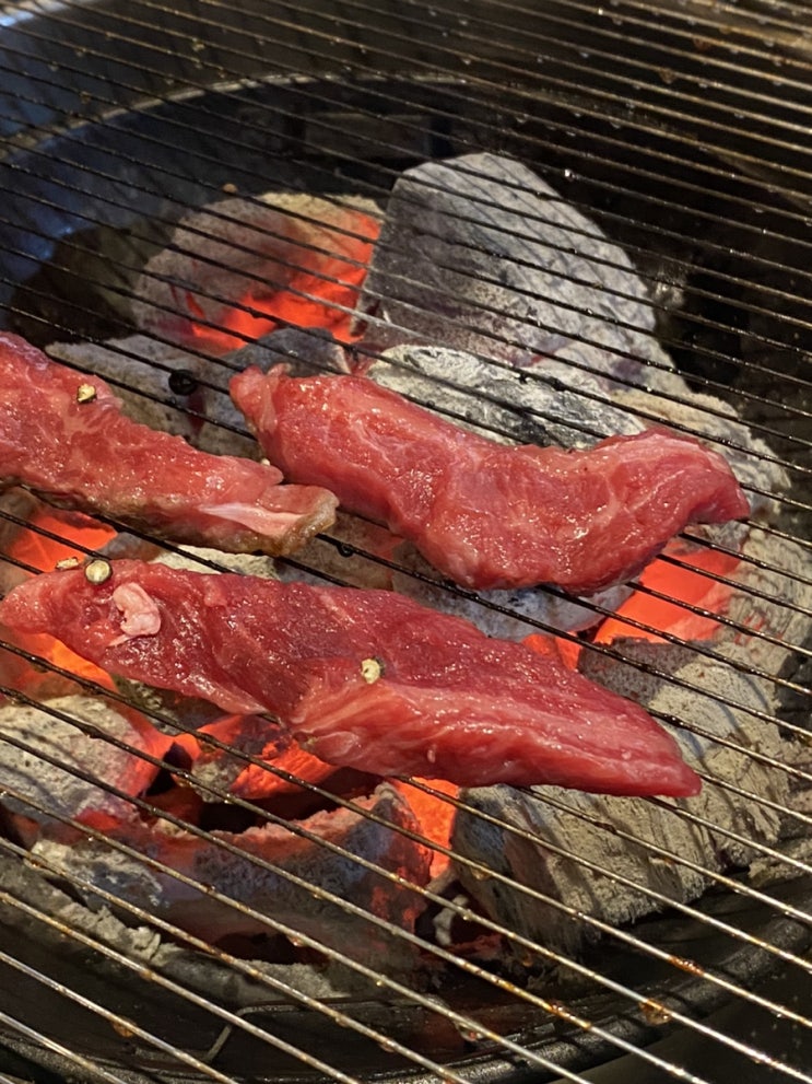  숯불에 구워 육즙 가득한 사당역 소고기 맛집 지즐 미육회관