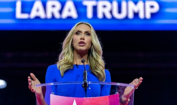 <b>트럼프</b> '비밀병기' 둘째 며느리 라라 연설 USA 열광 "<b>차남</b> 에릭... 