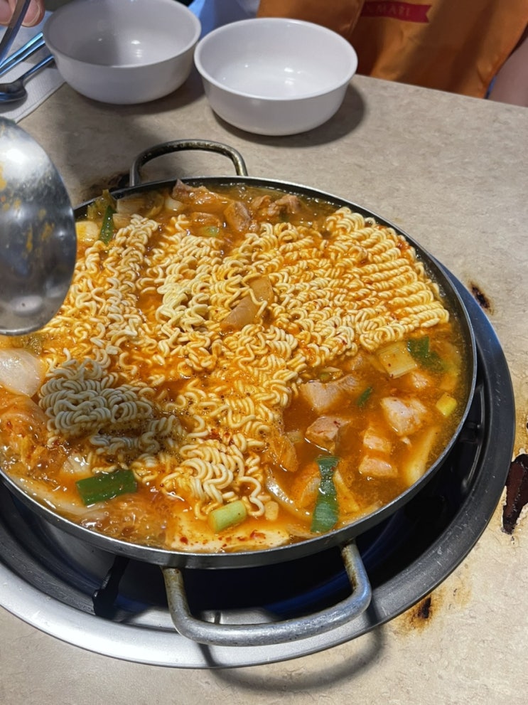 서울 시청역 김치찌개 맛집 '한국관' 고기 듬뿍 가성비 있는 김치찌개