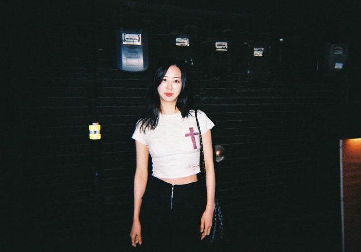  오늘과 같은 여름 날씨 옷차림으로 반팔 티셔츠가 고민이라면? 빈티지룩 너낌 살린 여자 크롭티 코디 정보 w. 다솜