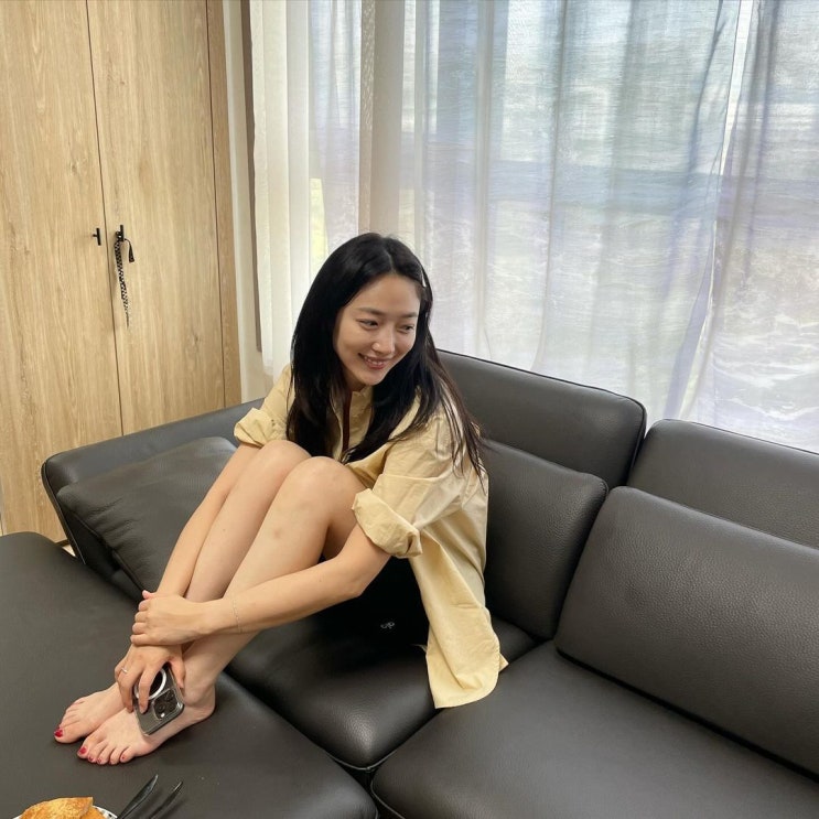  여름 여자 꾸안꾸 룩을 완성할 헤어 악세라리로 명품 브랜드 주얼리 프라다의 헤어핀 info ft. 표예진