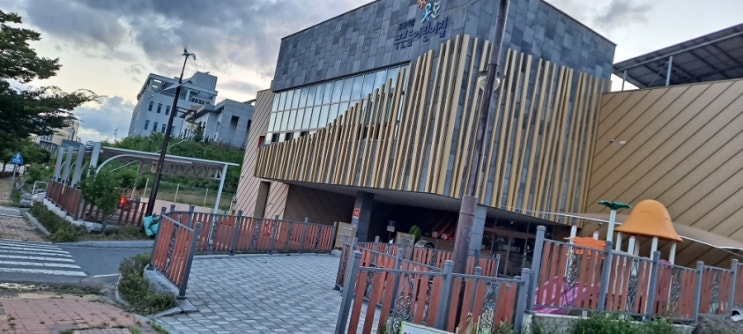  울산 중구 공동직장 푸른들어린이집 울타리목 및 향나무 전정작업("울산전정대행")
