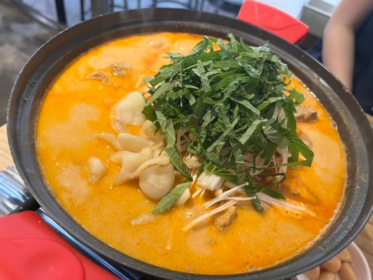  뚝섬 맛집 추천 담백한 콩 국물 베이스 맷돌감자탕