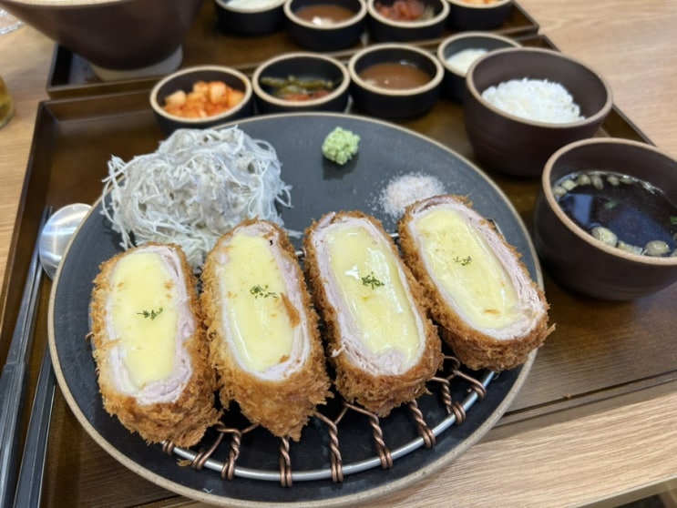  동교동 맛집 돈까스튀기는형 홍대점 친절한 수제돈카츠 전문점