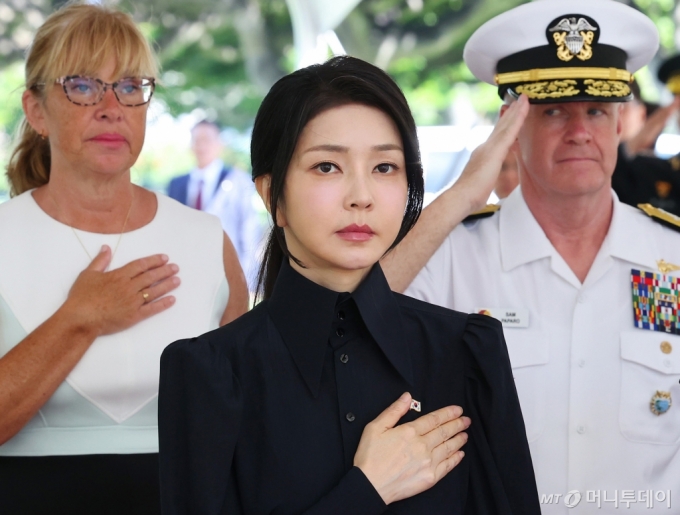 검찰, <b>김건희 여사</b> 첫 <b>대면조사</b>...김<b>여사</b> 측 "사실대로 진술"