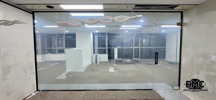  매력적인 오피스 공간을 만드는 PDLC 스마트 필름 시공