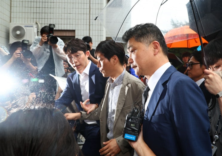 ‘에스엠 시세조종 혐의’ <b>카카오</b> 창업자 <b>김범수</b>, 영장심사 <b>출석</b>