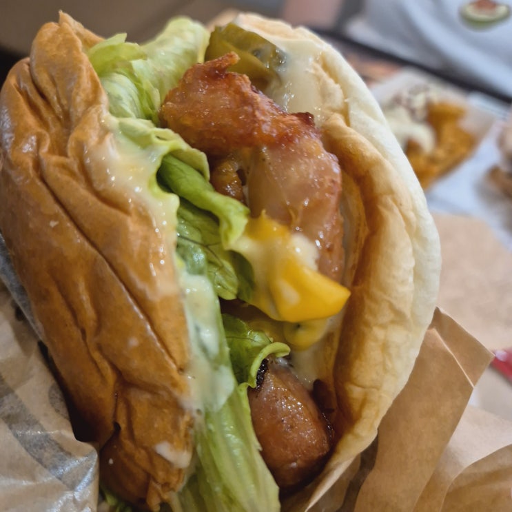 명동, 건강한 치킨버거 맛집 칙바이칙/ 혼밥 하기 좋은 건강한 맛집 추천/ 신선한 채소가 가득 들어있는 버거와 다이어트할 때 먹으면 좋을 라이스볼을 만날 수 있는 명동 맛집 명동, 건강한 치킨버거 맛집 칙바이칙/ 혼밥 하기 좋은 건강한 맛집 추천/ 신선한 채소가 가득 들어있는 버거와 다이어트할 때 먹으면 좋을 라이스볼을 만날 수 있는 명동 맛집