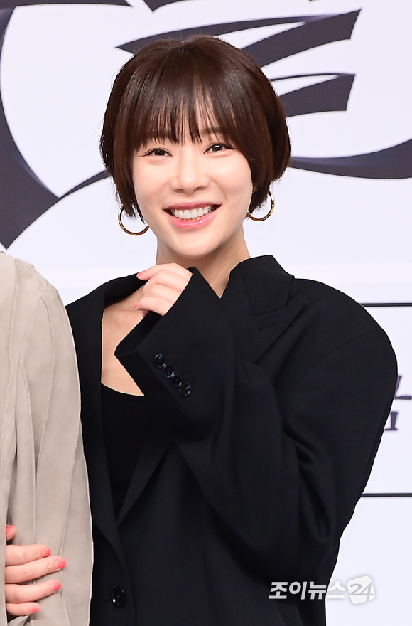 '이혼 소송' <b>황정음</b>, <b>농구스타와</b> 공개 데이트? 농구선수와 열애... 