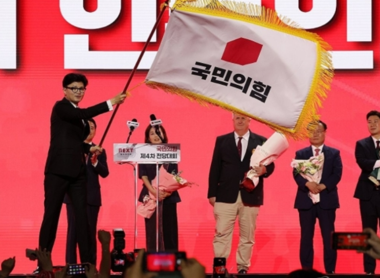 국민의힘 새 대표에 <b>한동훈</b>…"<b>국민 눈높이</b>에 더 반응하자"