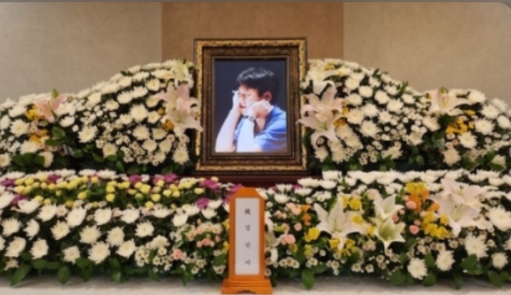가수 고 <b>김민기</b> 빈소, 이어지는 조문 행렬…<b>장현성</b>,황정민등... 