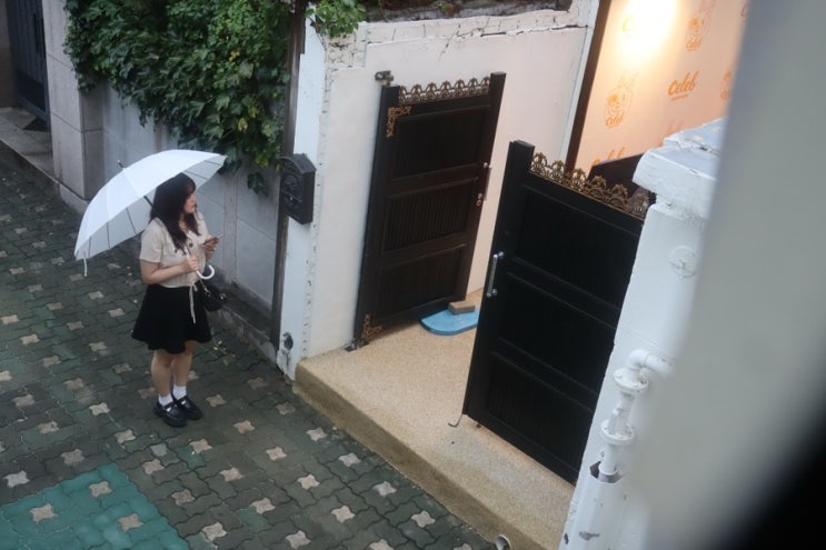  인생샷 건질 수 있는 컨셉포토부스 겸 카페|사진 찍는 거 좋아하면 마음에 드실거에오|인생네컷+카페 느낌|무제한 촬영 가능|홍대이색데이트 셀럽파파라치 홍대서교점