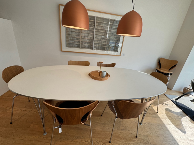 삼청동 하우스 오브 프리츠한센 Fritz Hansen 수퍼엘립스 테이블, 에그체어, 스완체어