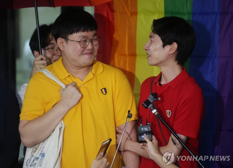 "혼인신고 제출합니다"…건보 판결 이후 동성커플 '기대감' "혼인신고 제출합니다"…건보 판결 이후 동성커플 '기대감'