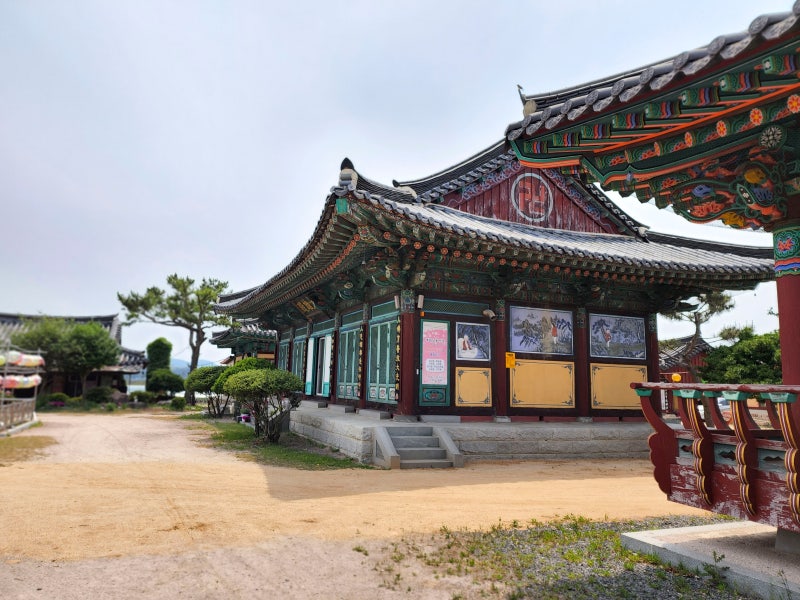 사계절 내내 주위 풍경과 잘 어우러지는 보물 영천 신월리 삼층석탑 ...