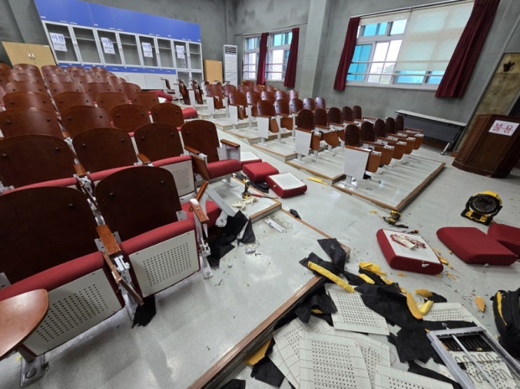  용인시 처인구 포곡읍 영문중학교 시청각실 철거 작업 입니다.