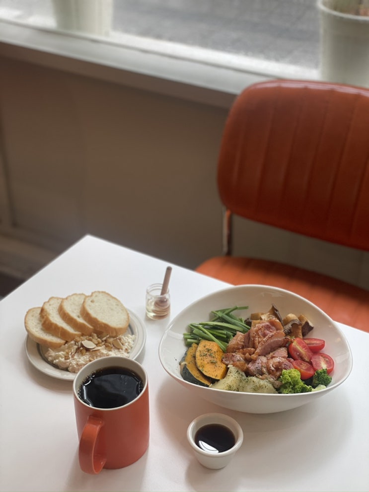 연남 언더랩 | 샐러드맛집 포케맛집 두유크림치즈바게트