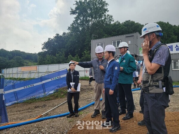<b>이정식</b> 고용노동부 <b>장관</b>, 건설현장 불시 방문하여 호우 및 폭염... 