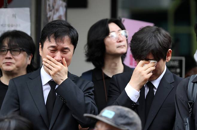 고 <b>김민기</b>, 눈물의 발인···<b>장현성</b>·<b>설경구</b>·황정민 등... 