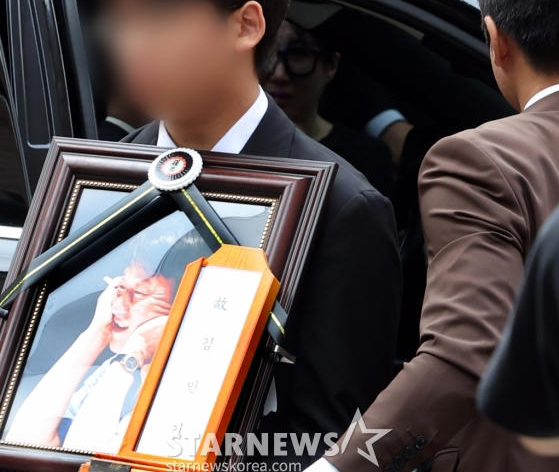 故김민기 '학전' 들러 영면..설경구·황정민·장현성 눈물 속 배웅 [종합]윤성열 기자 님의 스....