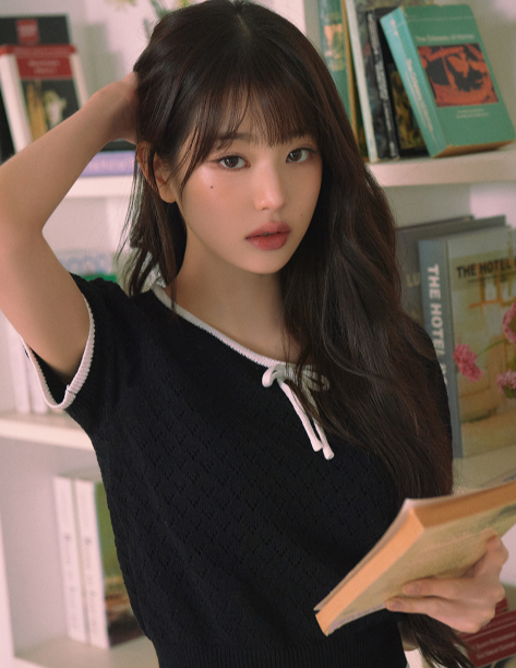  여성들의 여름 코디에서 러블리한 상의로 블라우스 타입의 리본 반팔 여자 니트 브랜드는 ? ft. 장원영