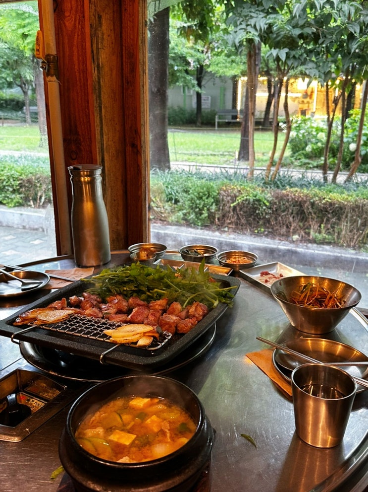  홍대 구워주는 고기집 고기꾼김춘배 경의선숲길 뷰맛집 (콜키지프리)