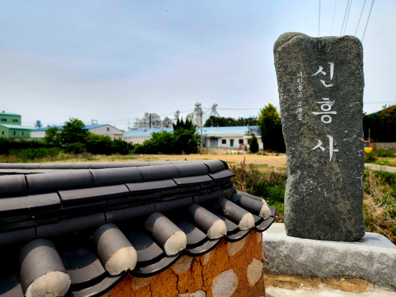 사계절 내내 주위 풍경과 잘 어우러지는 보물 영천 신월리 삼층석탑 ...