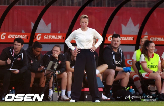 캐나다 여자 축구 <b>대표팀</b>, <b>드론</b> 스파이짓으로 망신… 두 명... 