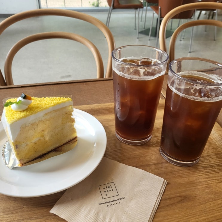  경산카페 민트색 컨테이너가 돋보이는 커피명가본