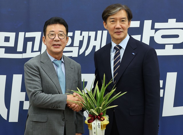 조국, <b>홍철호 정무수석</b>에게 “풀 건