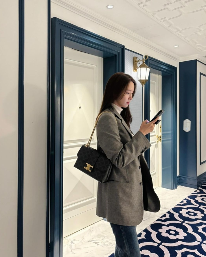  30대 여성 출근때 함께하기 좋은 명품 브랜드 데일리백으로 캔버스 재질의 셀린느 트리오페 빅투아르 여자 가방 정보 ft. 윤아