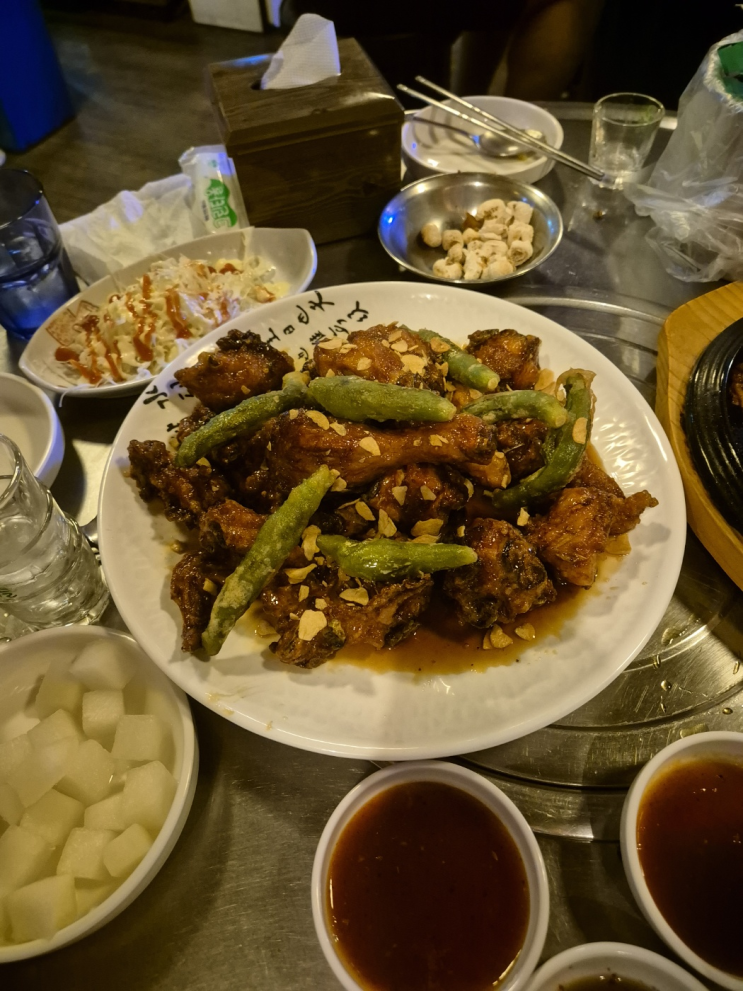  [강남구 논현동] 빨대포차 (서울 3대 치킨 전문점, 자칭일까 진짜일까? 두릅 냉이 튀김 궁금한 메뉴들)