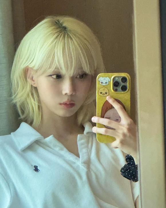  오늘 날씨처럼 무더운 30도 기온별 옷차림으로 여자 폴로 랄프로렌 반팔 오픈 카라티와 팬츠 셋업 패션 ft. 에스파 윈터