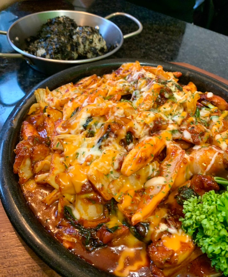  [홍대] 7번방 | 이색적인 홍대 술집 추천 #차돌박이짬뽕탕 #치즈닭갈비