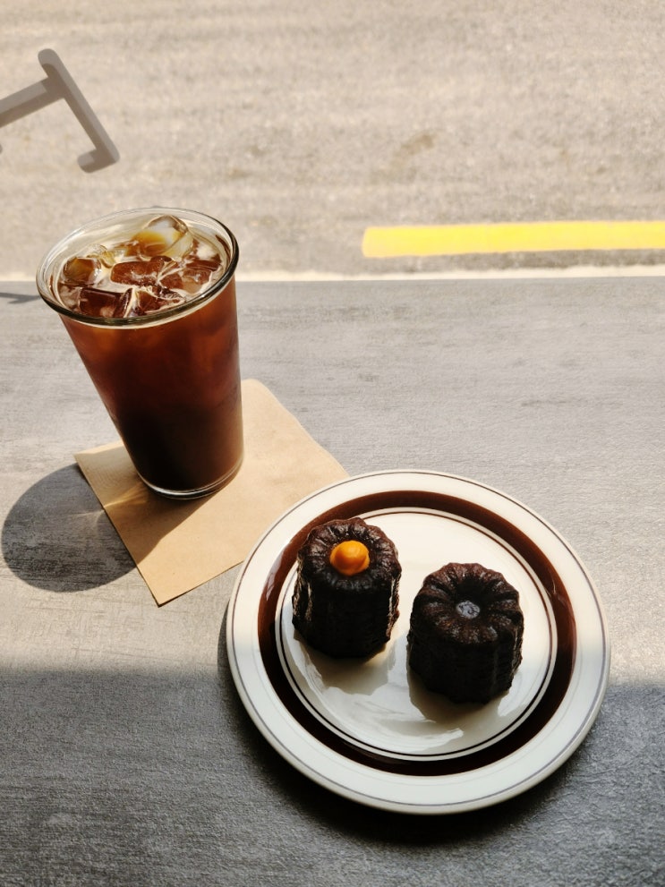  합정 힙한 분위기 카페 '지튼(ZTTN)' - 까눌레 맛집 추천!