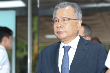 ‘<b>가짜 수산업자</b> 금품수수’ <b>박영수</b> 전 특검, 1심 징역 4개월... 