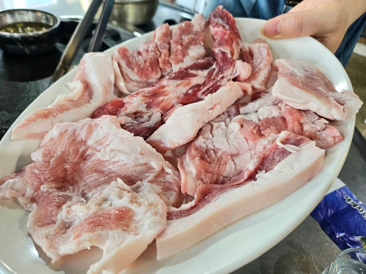  맛있는 짜투리고기를 즐기는 제주시 로컬 가성비 맛집 “꼼닭”