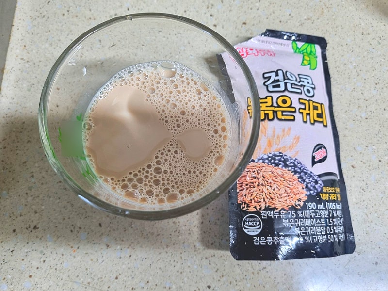 파우치형 삼육두유 검은콩 볶은 귀리 맛으로 사봤어요. 부드럽고 맛있네요~