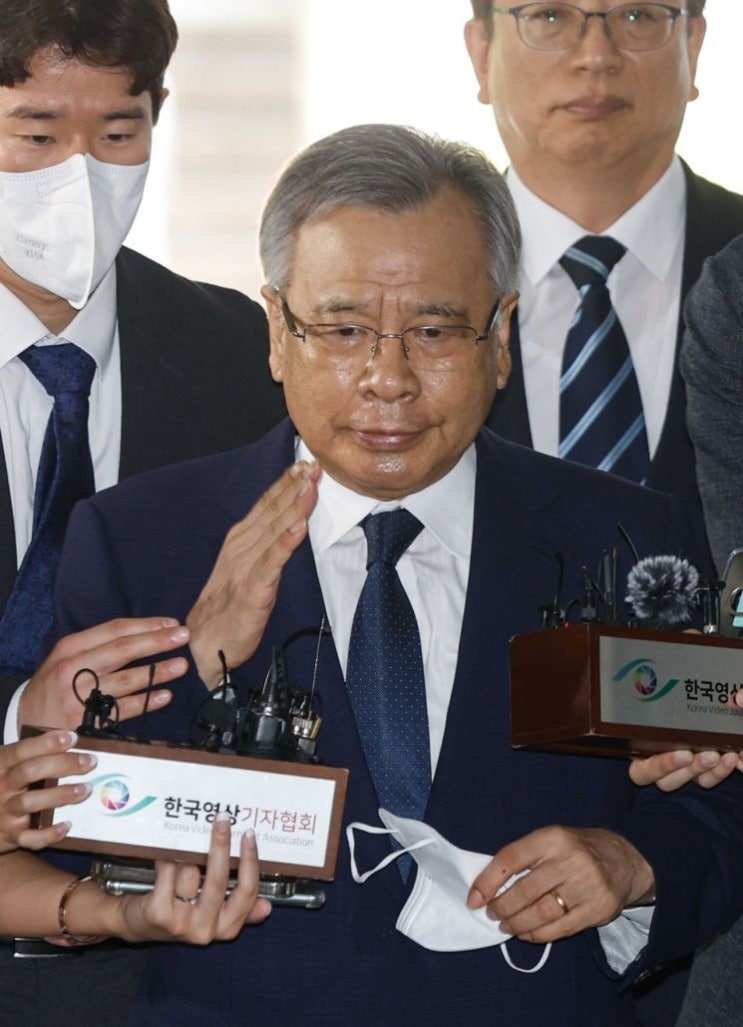 법원, '<b>가짜 수산업자</b> 금품수수' <b>박영수</b> 전 특검 집행유예 선고