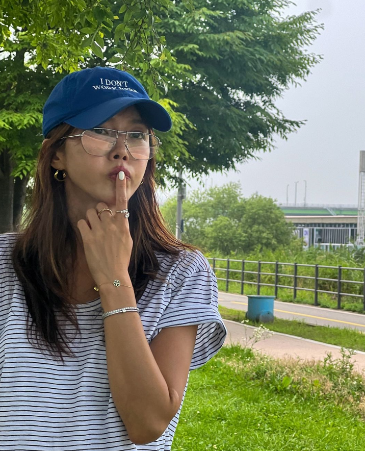 센스 가득한 언니! 채정안의 야구모자 타입의 볼캡으로 여자 연예인들의 모자로도 인기인 브랜드는 무엇 ?