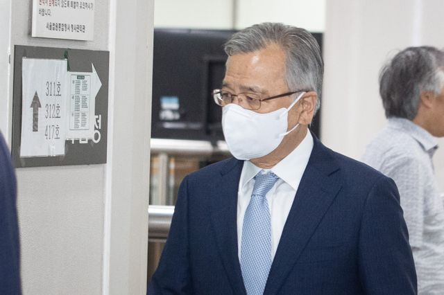 '<b>가짜 수산업자</b> 금품 수수' <b>박영수</b> 전 특검, 1심 징역형 집유... 