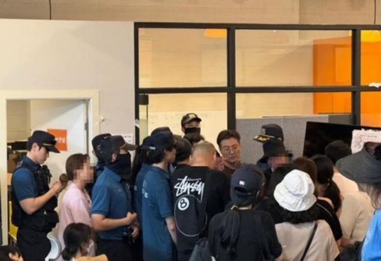 <실시간 핫이슈> 티몬 직원들 "8억∼9억만 환불, 대표 연락두절"...현장 눈물바다 <실시간 핫이슈> 티몬 직원들 "8억∼9억만 환불, 대표 연락두절"...현장 눈물바다