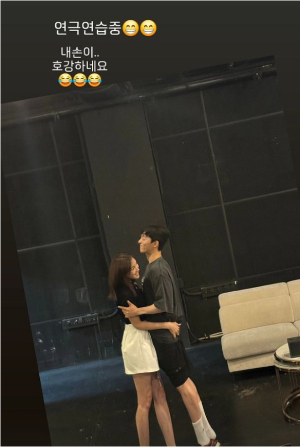 <b>정가은</b> 男배우 엉덩이 손 올리고 호강 SNS <b>성희롱</b> 논란 삭제... 
