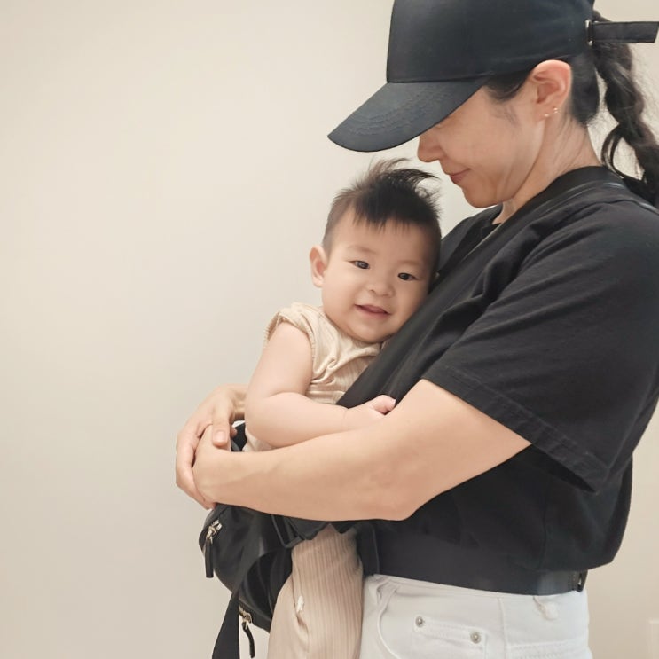  아기와 외출할 때 아기띠 힙시트 미카허그슬링백