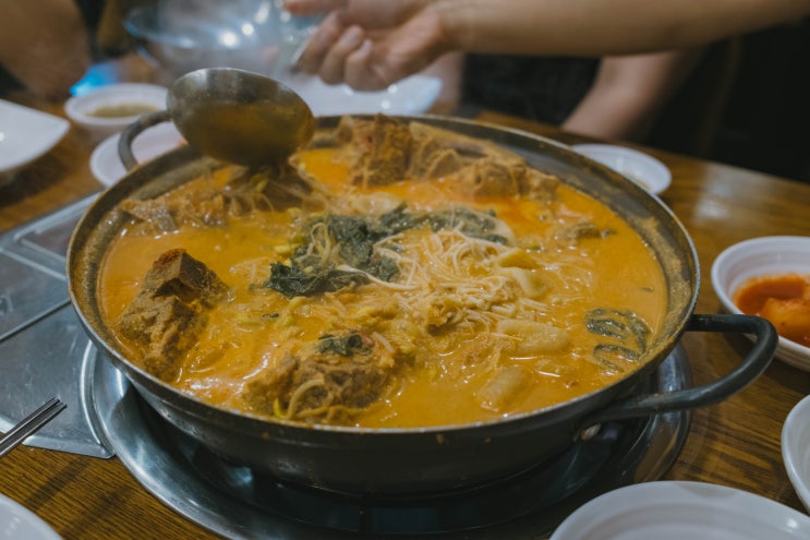  홍대 영동감자탕 그동안 먹었던 감자탕은 잊어라! 국물의 비결은 콩비지