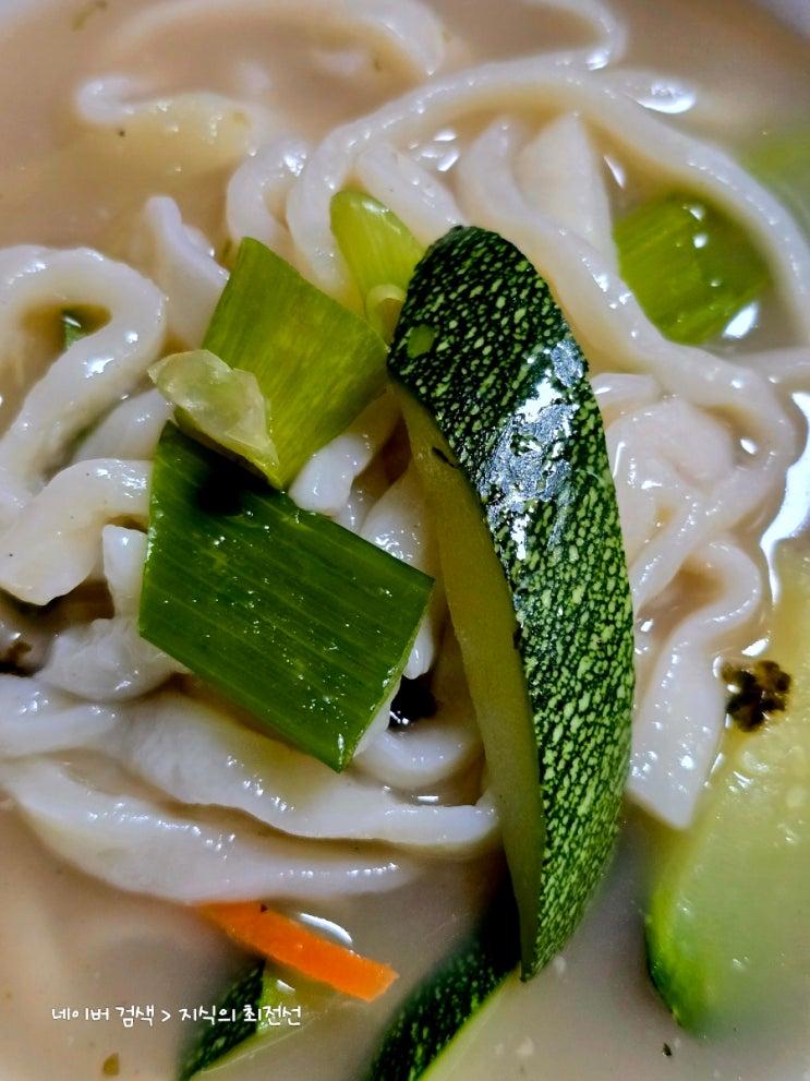  독보적인 맛을 뽐내는 이정옥 닭칼국수