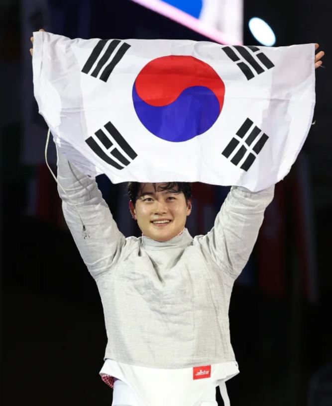 <파리올림픽> 대한민국 '첫 <b>금메달</b>', <b>펜싱 오상욱</b> 남자 사브르... 