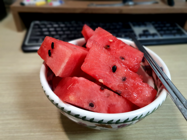 회전시키고 수박 먹으면서 컴터 <b>하니</b> 이 보다 좋은 게 있으랴..