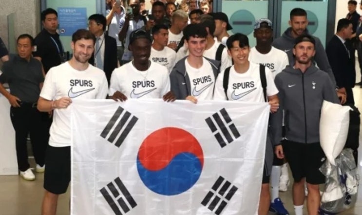 <b>토트넘</b> <b>손흥민</b> '드디어 한국... 인사, <b>동료</b>들도 놀란 '공항 열기'